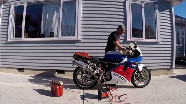 Honda VFR400 (startup sound and rev at end) - 2 years not running смотреть онлайн