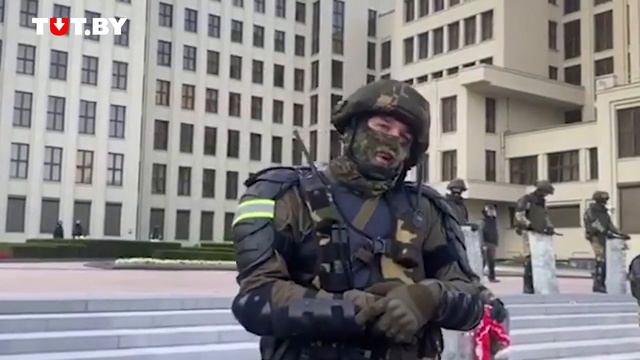 Беларусь Военный разговаривает с людьми возле Дома правительства в Минске смотреть онлайн