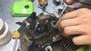 Замена звёздочки на китайской бензопиле. Как снять сцепление.