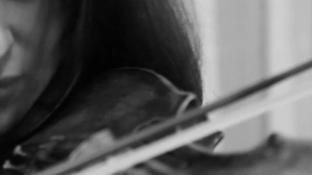 Съёмка в доме, на фоне окна. Трогательная песня и игра на скрипке. Белыми хлопьями смотреть онлайн