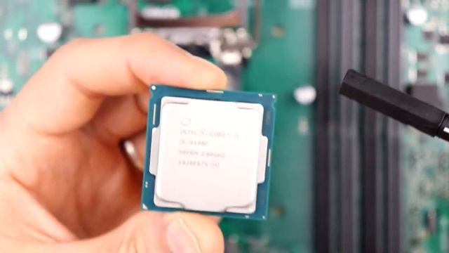 Как установить процессор на материнскую плату | Установка процессора Intel core i5 9400F смотреть онлайн