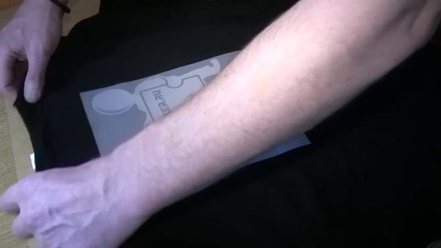 Перенос термо-наклейки на футболку с помощью утюга