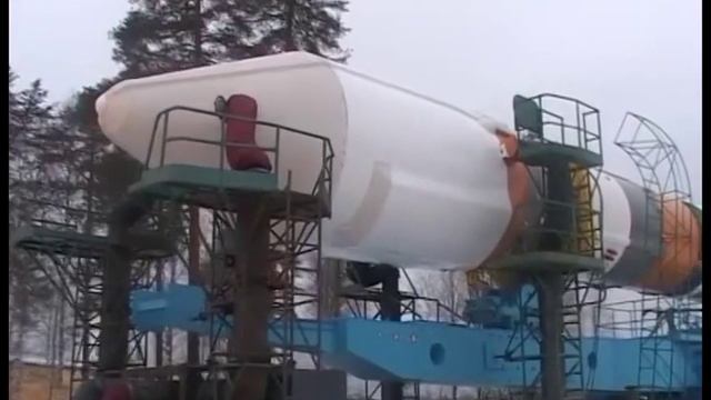 Вывоз и установка ракеты космического назначения «Союз 2.1а» на космодроме Плесецк смотреть онлайн