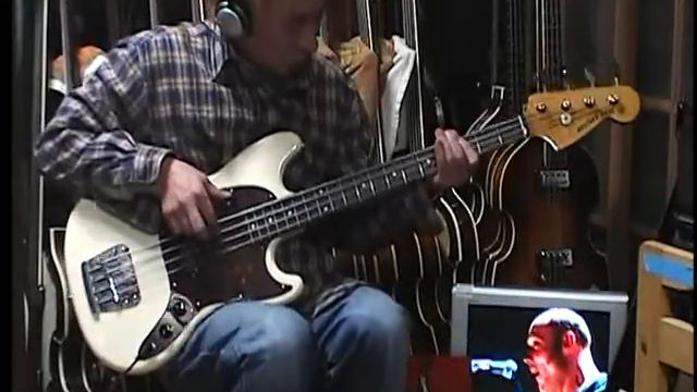 Can't buy me & I saw her standing there by Fender MustangBass & GibsonSGbass & Hofner HCT500-1 смотреть онлайн