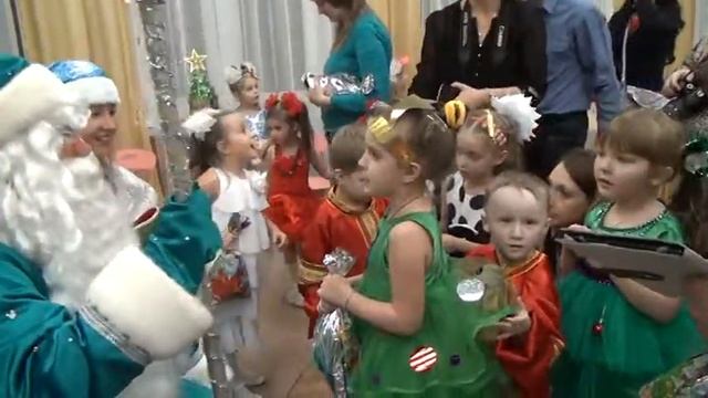 Новый год. Алиса рассказывает стих деду морозу смотреть онлайн