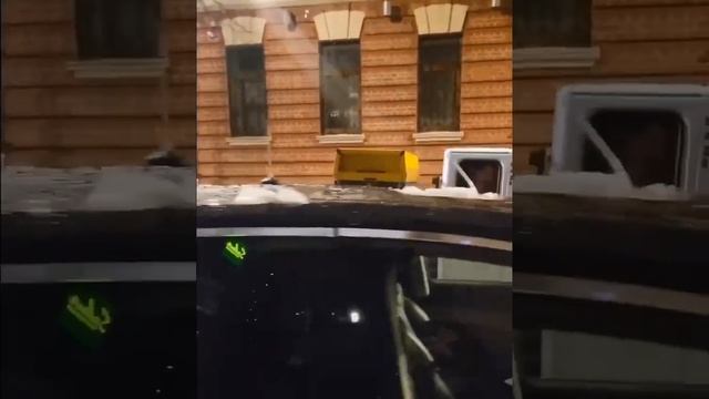 В центре Москвы ледяная глыба упала на припаркованный «Aurus Senat» за 40 млн рублей. смотреть онлайн
