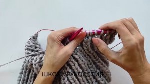 КАРДИГАН С ЦЕЛЬНОВЯЗАНЫМ КАПЮШОНОМ СПИЦАМИ БЕЗ ШВОВ. кардиганы 2021. плечевые изделия.