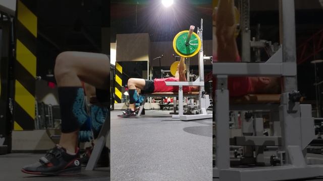 Объёмный цикл 6-ая неделя. Д3 Жим штанги лежа с паузой (1 сек.) на груди 5*6 70кг смотреть онлайн