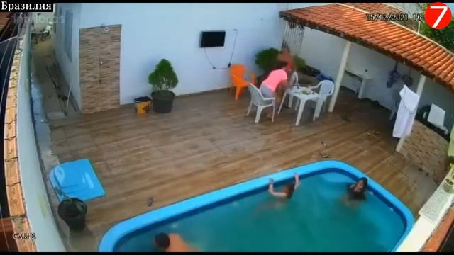 Насос в бассейне засосал девочку. смотреть онлайн