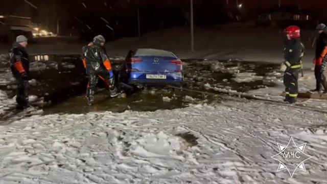 По навигатору водитель въехал на озеро и чуть не ушел на дно смотреть онлайн