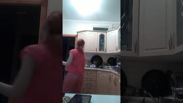 В Серпухове поёт девушка опупено смотреть онлайн
