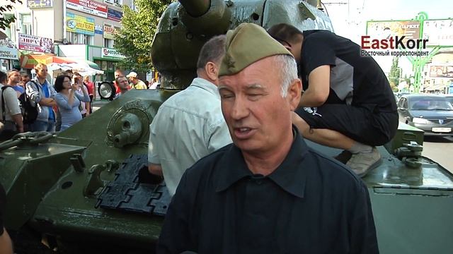 Легендарный Танк T-34 проехал по центру Луганска смотреть онлайн