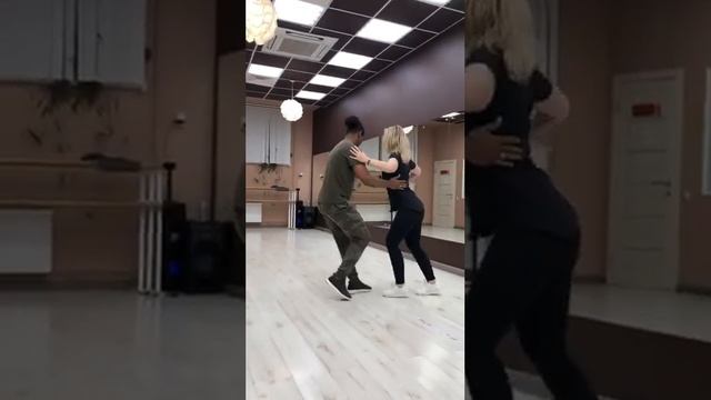 Йоанни и Ирина, Сальса (средняя группа) в Mambo GROUP смотреть онлайн