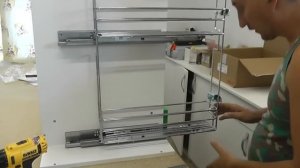 Как крепить бутылочницу для кухни.