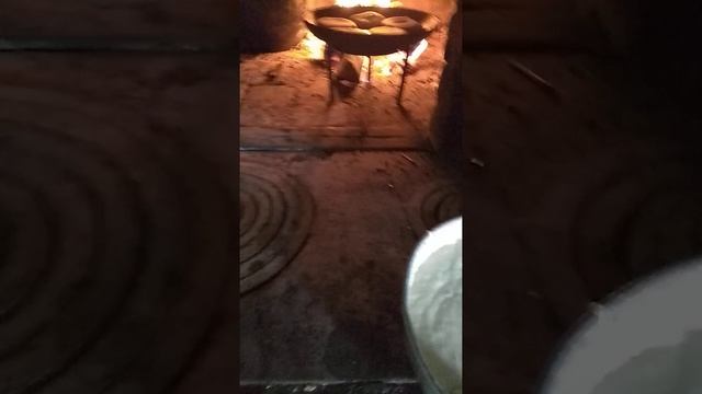Готовим в русской печи . Пячэм аладкi у печы . Белорусская деревня. смотреть онлайн