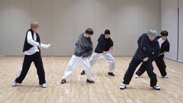 TOMORROW X TOGETHER - DEJA VU Dance Mirrored