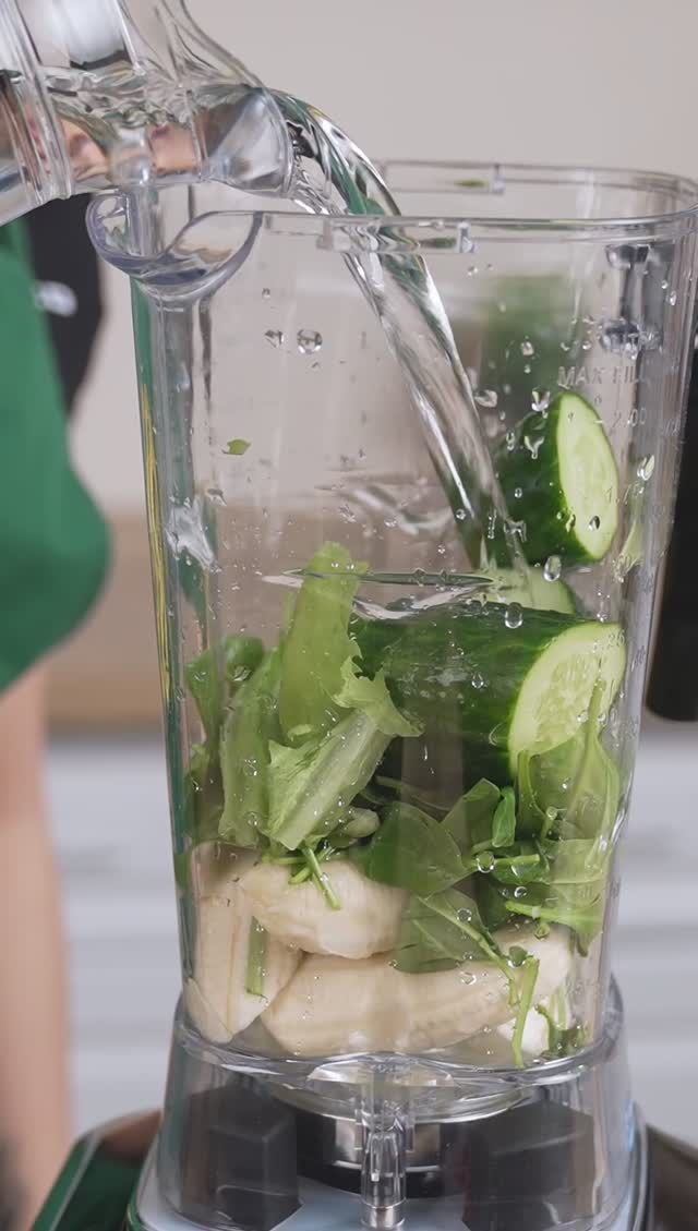 Быстрый зеленый смузи со шпинатом и бананом смотреть онлайн