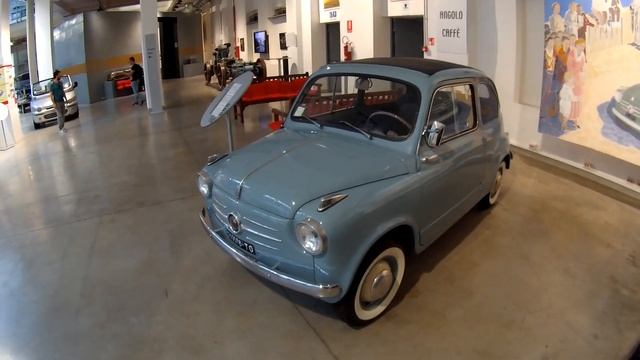 Walkaround of the Fiat Car Museum in Turin смотреть онлайн