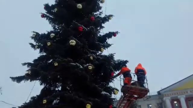 На пешеходной аллее в Электростали украшают новогоднюю ёлку 14 12 2018 смотреть онлайн