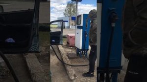 Шевроле Нива на действующей заправке из СССР