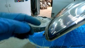 Ремонтирую пластиковое стекло фары, вклеиваю недостающий фрагмент.