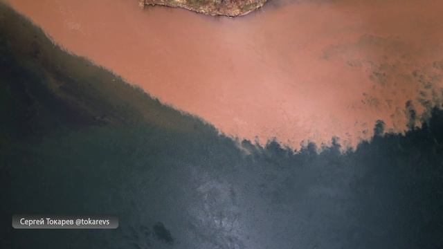 реки Енисей и Кача. Енисей несет чистую воду, а Кача в половодье превращается в мутный поток смотреть онлайн