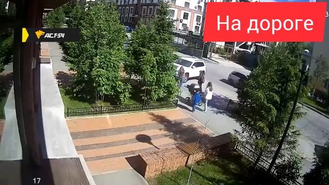 Девушка на самокате врезалась в автомобиль смотреть онлайн