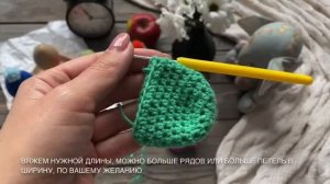 Вязаная шапочка с помпончиком для украшения яиц