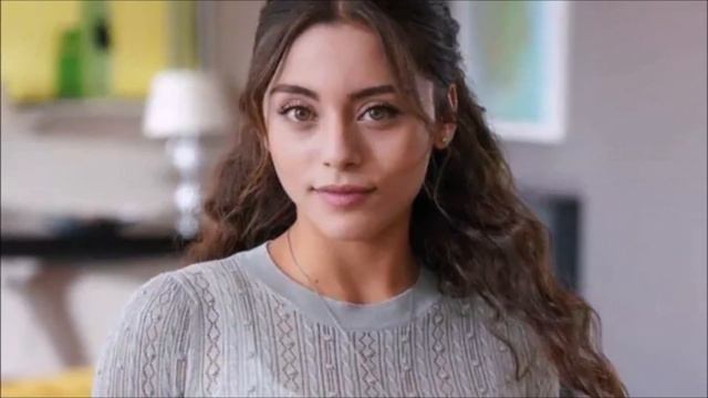 La petición de Sıla Türkoğlu de una canción en la fiesta posterior a la ruptura causó revuelo. смотреть онлайн