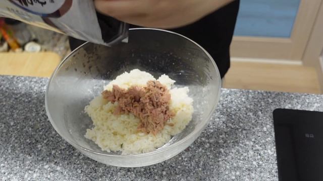 자취 vlog ) 쌀쌀한 날씨 고등어 조림🐟 만들어 먹기,떡볶이,참치마요 주먹밥🍙, 크래미 유뷰초밥,된장찌개,새우 볶음밥🍤 열심히 집밥 먹으며 가을 보내는 자취생 브이로그 смотреть онлайн