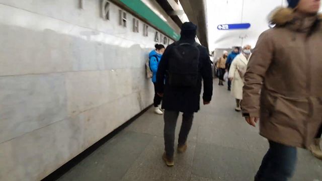 Санкт Петербург / Обычный день в метро / ст. Маяковская, Гостиный двор. 14.01.2022г. смотреть онлайн