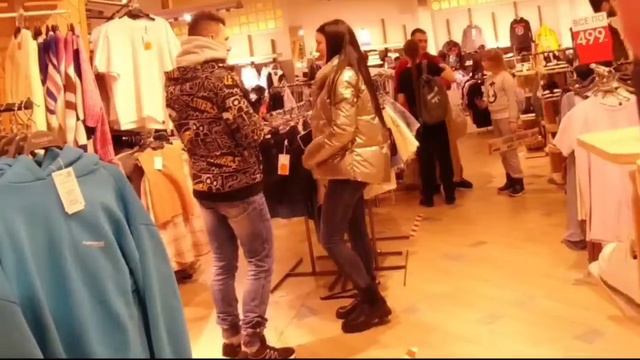 Простое знакомство с симпатичной девушкой в ТЦ смотреть онлайн