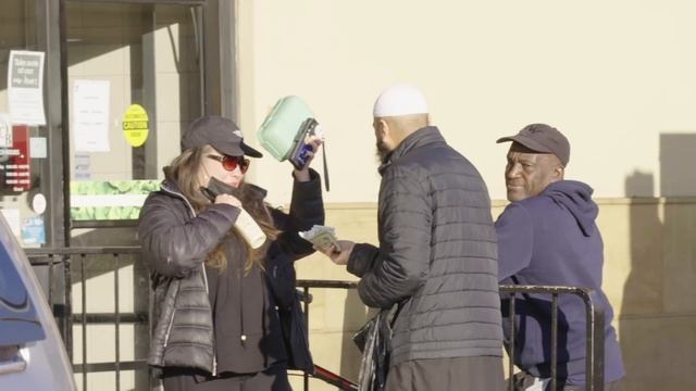 Muslim Asking Strangers For Food, Then Paying Their ENTIRE GROCERIES! смотреть онлайн