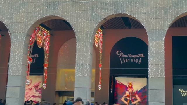 MILANO - RINASCENTE ADDOBBI NATALIZI 2021 (4K) смотреть онлайн