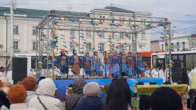 Фольклорная группа "Чэгиэн" (Здоровье) исполняет песню "Сахам Сирэ" (Моя Якутия) на Дне сайылыка смотреть онлайн