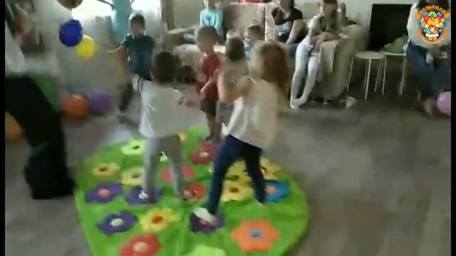 Большой ежик и танцы детей под песню На полянке зайки танцевали Заказать аниматоров, клоунов, супе смотреть онлайн