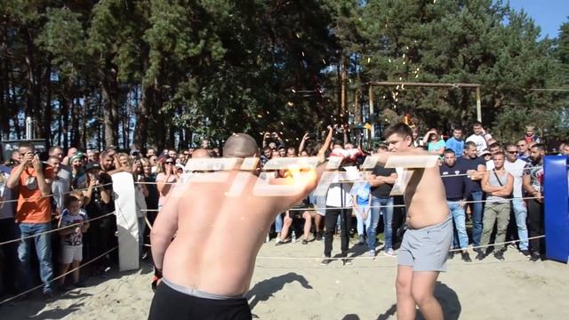 FAT DUDE ran into Street Fighter !!! смотреть онлайн
