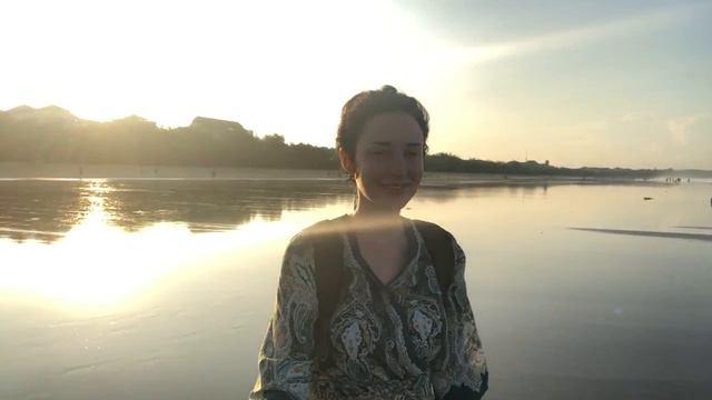 Прогулка вдоль океана на рассвете Бали смотреть онлайн