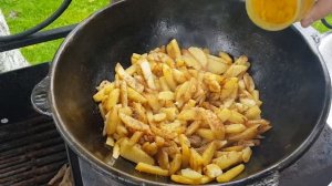 Картошка с грибами и мясом в казане.