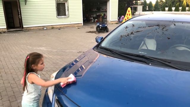 Диана играет в мойку машин, Папа попросил Диану помыть его машину