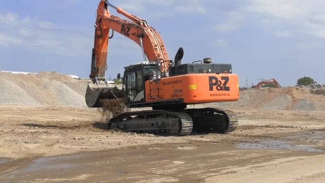 Hitachi 470 LCH mit Sieblöffel, Volvo EC 300E mit Anbaumagnet смотреть онлайн
