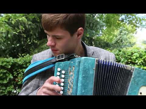 Молодой гармонист Антон Чужиков (Воронеж) зажигает на дедовой гармошечке! смотреть онлайн