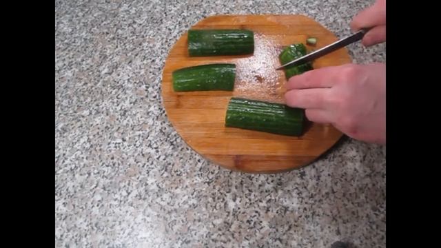 Салат с куриной грудкой, черносливом и огурцами смотреть онлайн