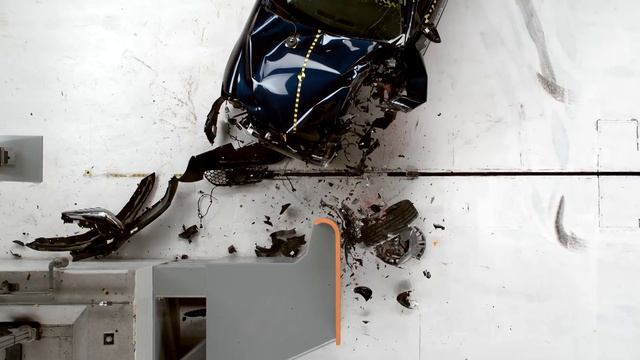 2017 Alfa Romeo Giulia driver-side small overlap IIHS crash test смотреть онлайн