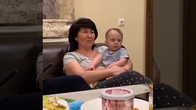 Его выражение лица отдельный вид искусства 😃Вроде маленький ребёнок ,а почему то мне Ельцина На смотреть онлайн