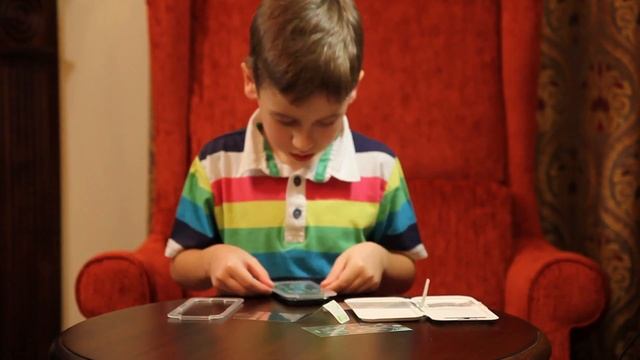Ребенок 7 лет клеит пленку на iPhone 5 за 30 секунд смотреть онлайн