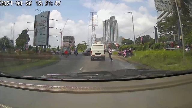 view 2 Tapo C100 Parkiran Mall Dan Jalan Raya Smart Dash Cam Murah 1080P Recorder Auto Voice Contro смотреть онлайн