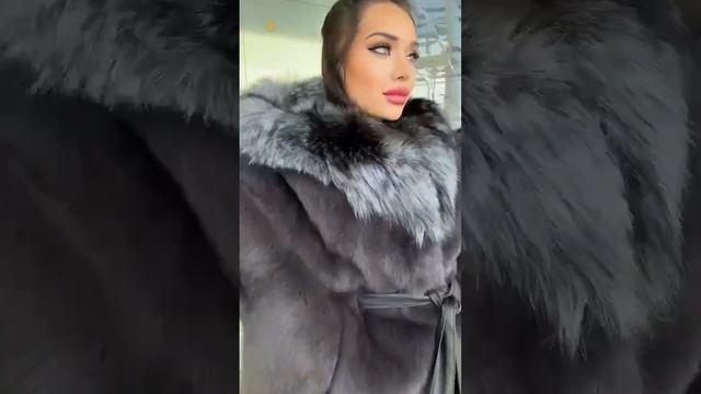 Шубка из меха европейской норки с капюшоном из меха чернобурки смотреть онлайн