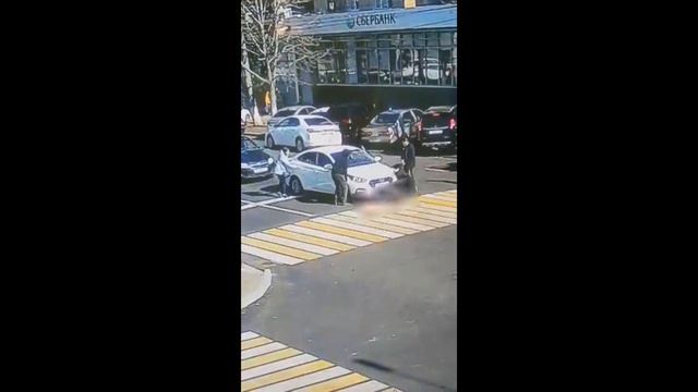 Мужчина лег под колеса авто на глазах у прохожих в Адыгее смотреть онлайн