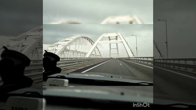 Крым встретил нас дождем. На мосту проверки.